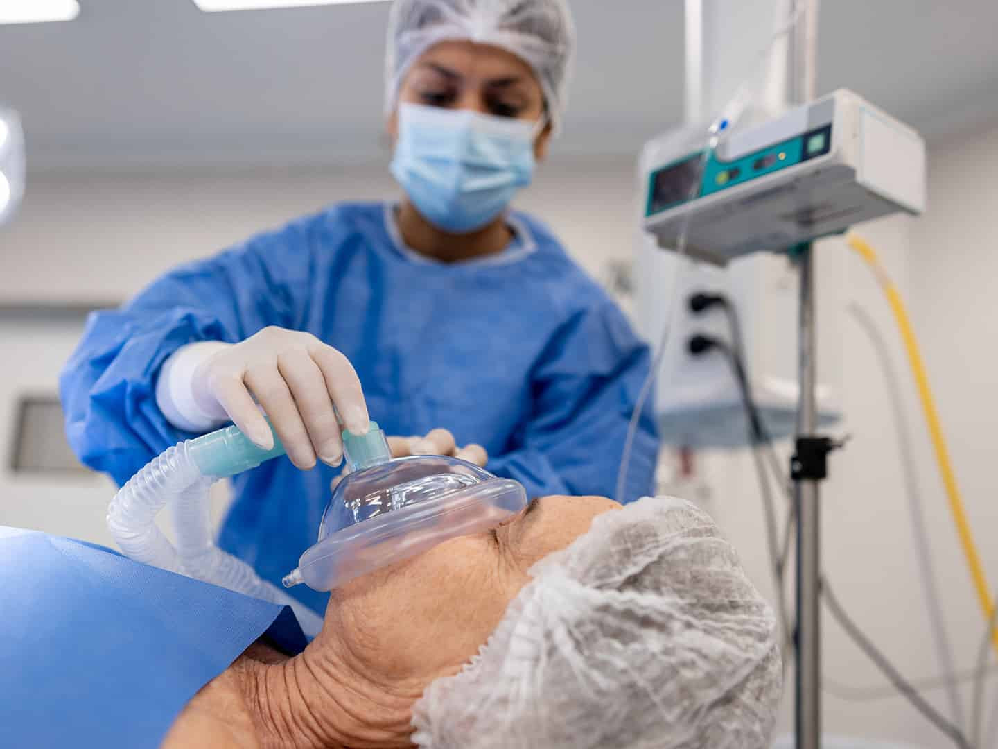Anästhesist setzt Patienten unter Narkose eine Sauerstoffmaske auf